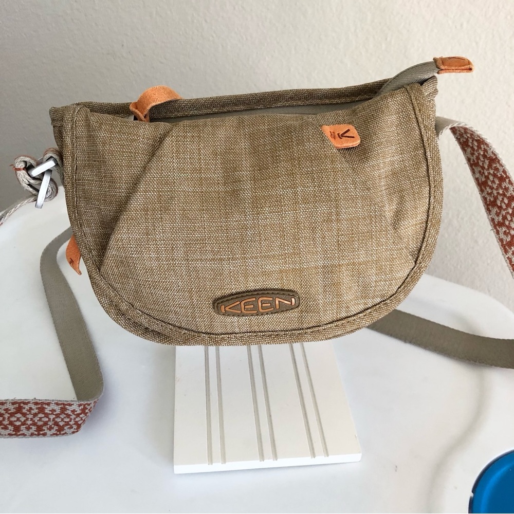 Keen cross body light weight hiking bag zip closure